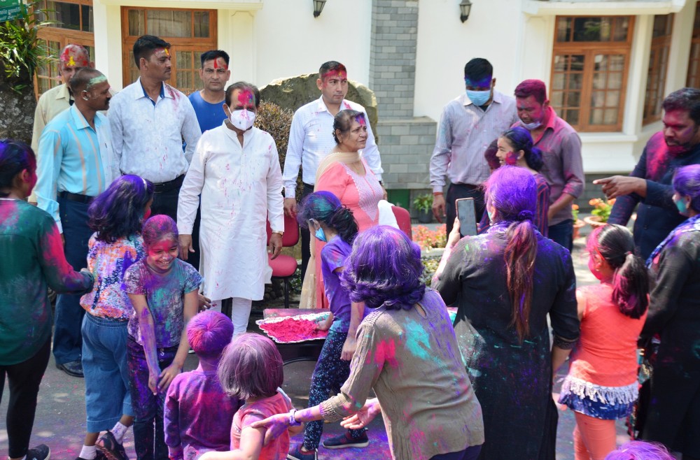 Governor of Assam and Nagaland, Prof Jagdish Mukhi, his wife Prem Mukhi, Officers and staff along with families celebrating Holi at Raj Bhavan, Kohima on March 18. (Photo Courtesy: PRO Raj Bhavan)
